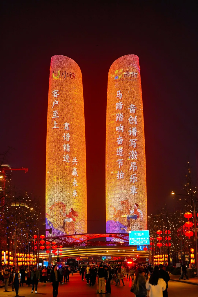 小铁科技集团亮相2026成都元宵盛典，AI力量点亮双塔巨幕