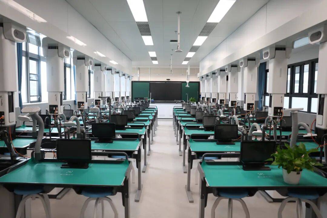 横琴子期中学化学实验室.JPG